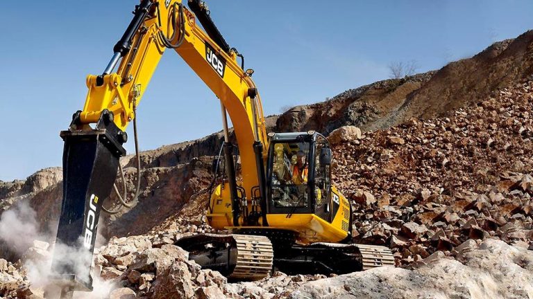 Аренда гусеничного экскаватора JCB JS220 с гидромолотом